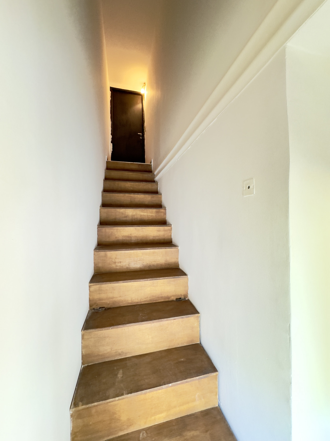 escalera con sotano debajo