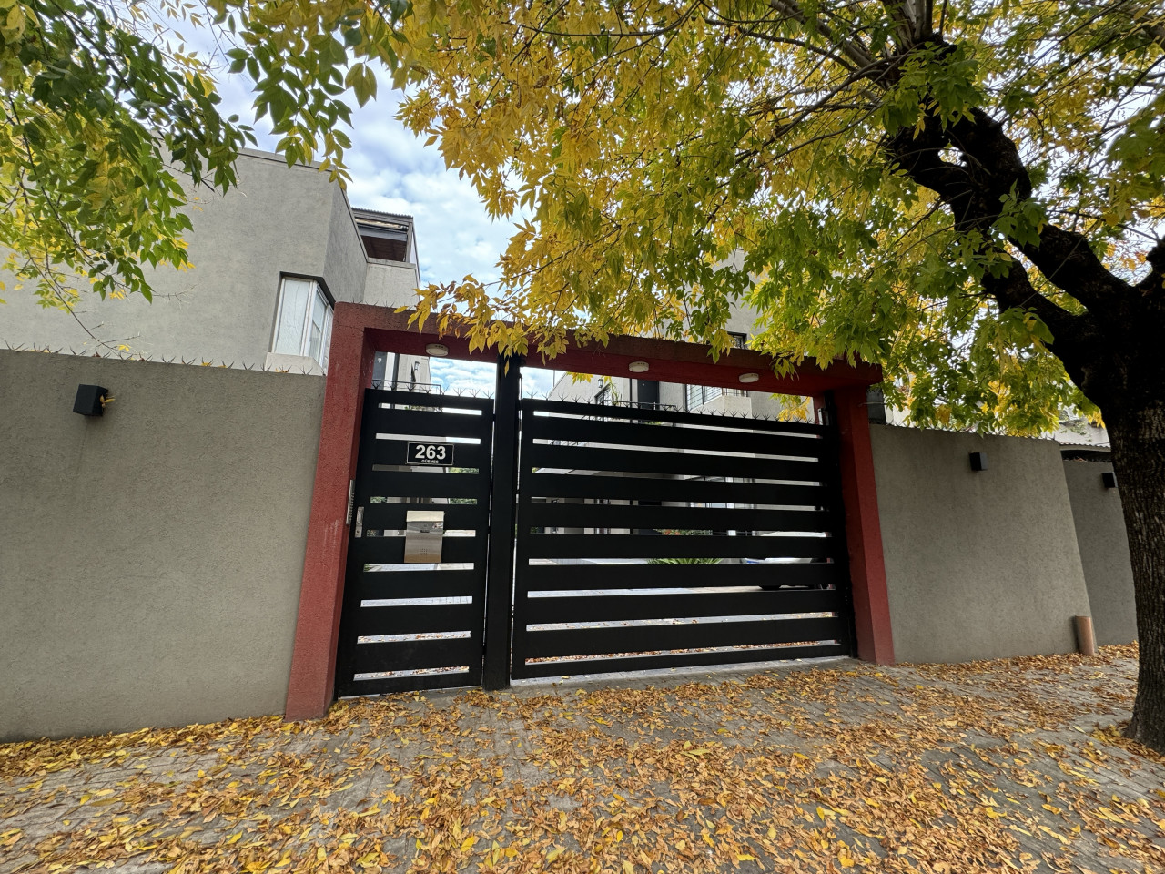 entrada con porton automatico